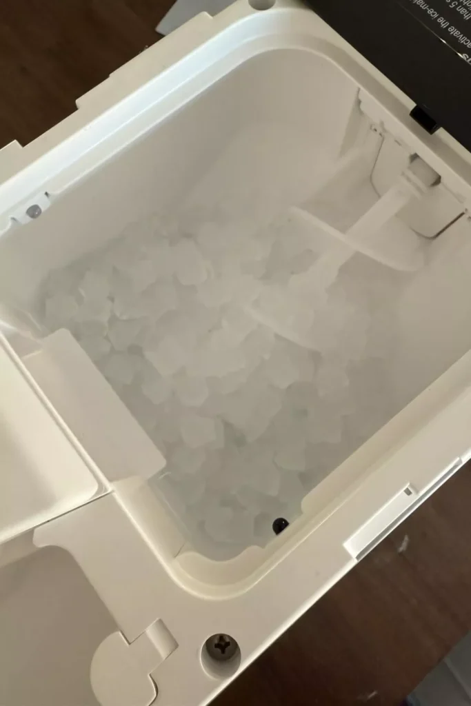 making the ice by the ice maker machine